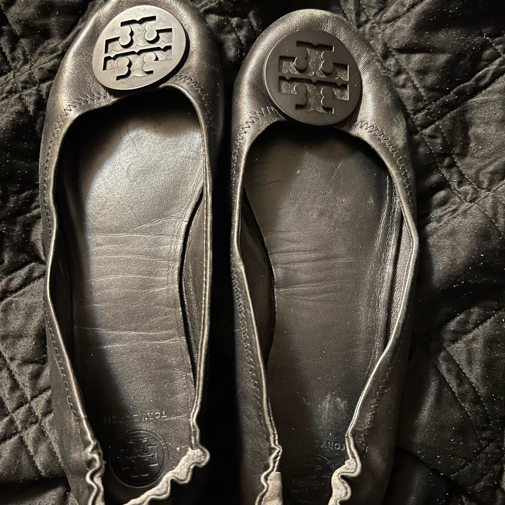 Tory Burch Minnie black travel ballet flat with logo. Size 9